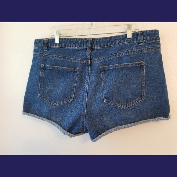 Forever 21 Plus Sizes Distressed Jean Shorts Sz 16 - Picture 2 of 5
